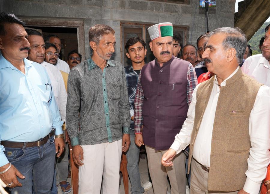 हमीरपुर जिला के गुरु का बन्न में मुख्यमंत्री ने आपदा प्रभावितों को गृह निर्माण के लिए भूमि दस्तावेज प्रदान किए