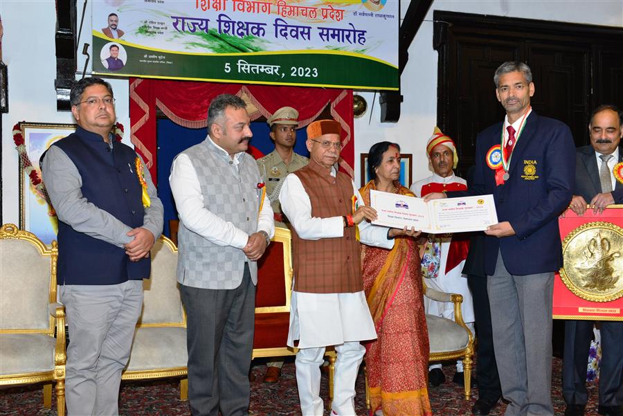 शिक्षक दिवस पर राज्यपाल ने 16 शिक्षकों को किया सम्मानित