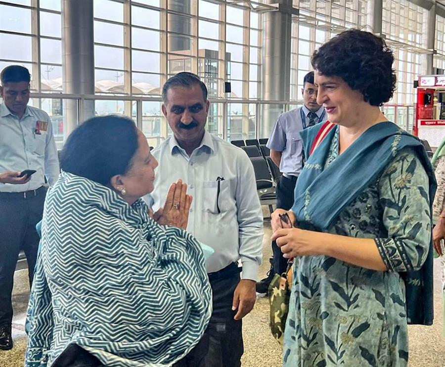 चंडीगढ़ एयरपोर्ट पहुंचीं कांग्रेस महासचिव Priyanka Gandhi Vadra