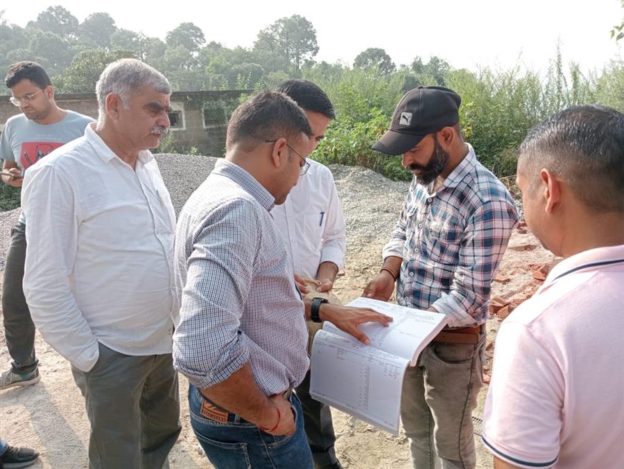 ज्वालामुखी क्षेत्र में Sanjay Rattan- D C Kangra ने किया आपदा प्रभावित क्षेत्रों का दौरा