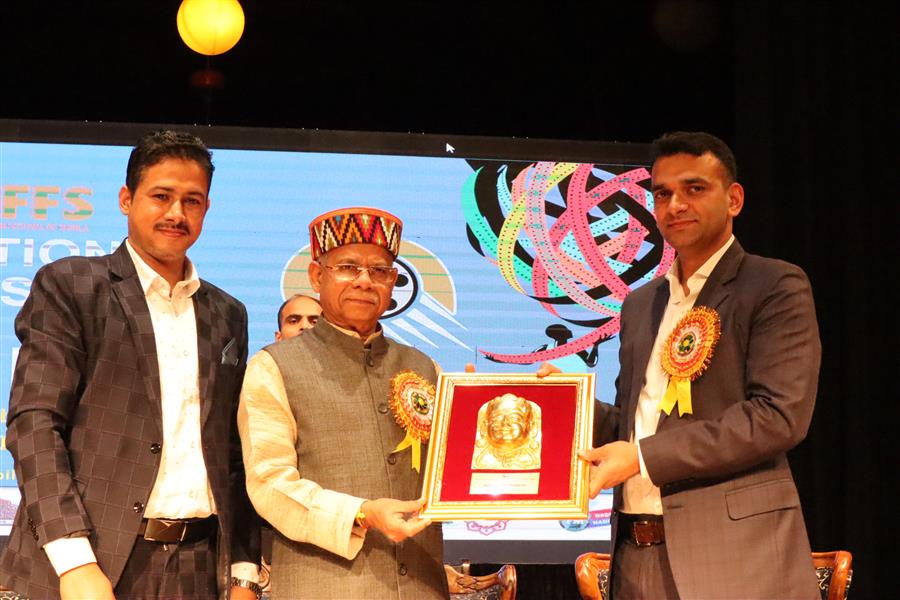 शिमला में राज्यपाल ने सम्मानित किये बेहतरीन फिल्मकार