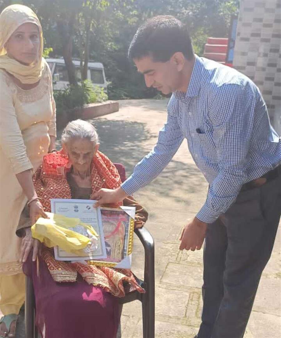 S D M Jawalamukhi ने ज्वालामुखी की सबसे बुजर्ग मतदाता जयदेई को किया सम्मानित