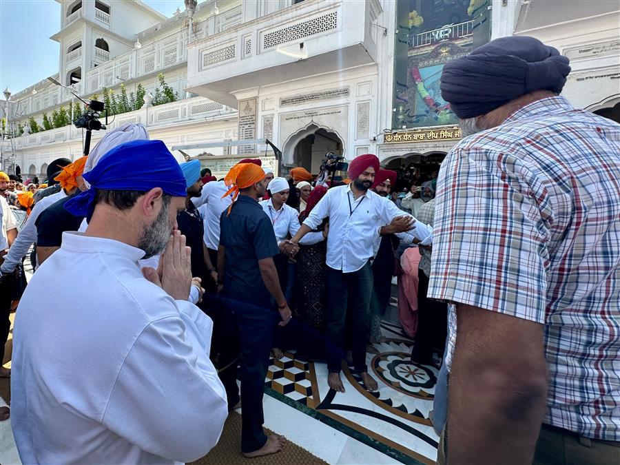 राहुल गांधी ने स्वर्ण मंदिर में मत्था टेका