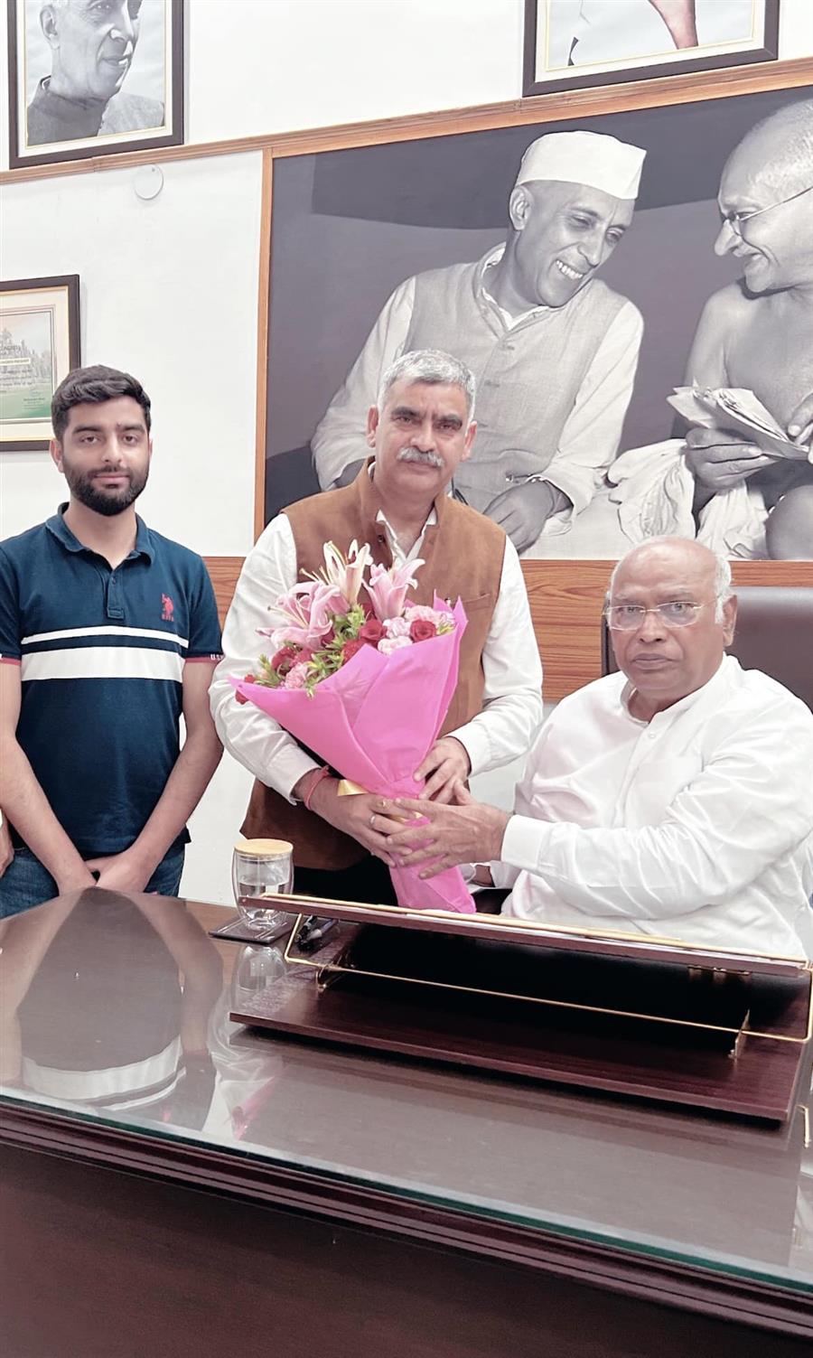 Congress President मल्लिकार्जुन खरगे से मिले संजय रतन