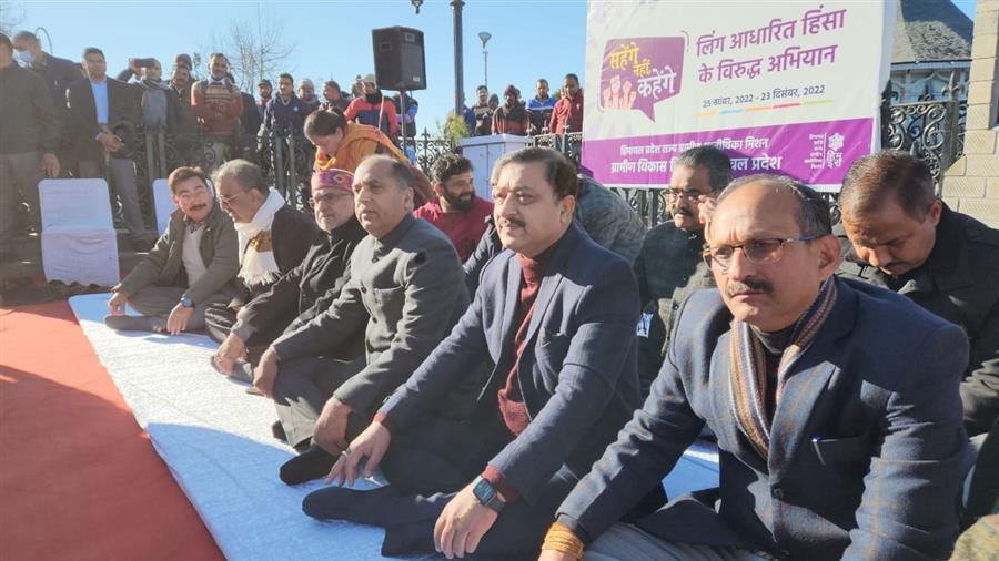 BJP नेताओं ने  Shimla  के रिज मैदान पर अटल बिहारी वाजपेयी की प्रतिमा पर पुष्पांजलि अर्पित की