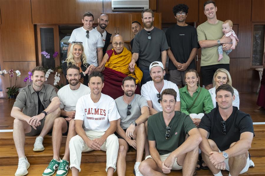 न्यूजीलैंड की टीम ने धर्मगुरु दलाई लामा से की मुलाकात