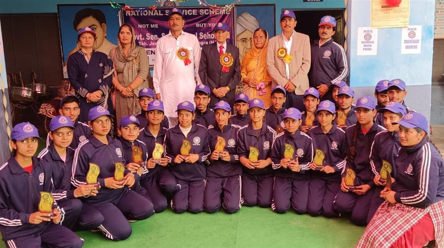 बलदेव सिंह ठाकुर ने सीहोरपाईँ स्कूल गेट के सौंदर्यीकरण के लिए 50,000 रुपए दिए