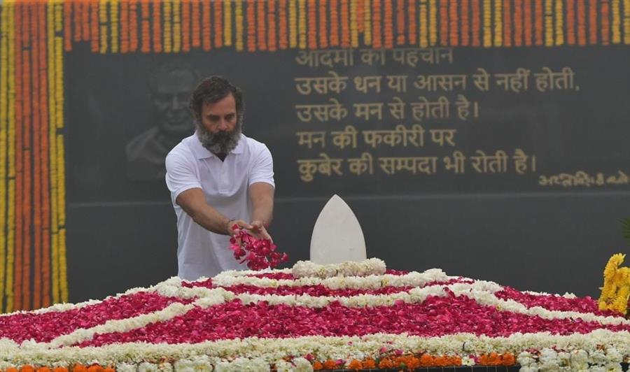 कडाके की ठंड में हाफ बाजू टी-शर्ट में नंगे पांव चलकर एक ओर इतिहास रच गये राहुल गांधी