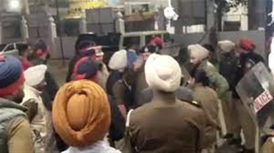 कपूरथला के गुरुद्वारा अकाल बुंगा में निहंग सिखों और पुलिस अधिकारियों के बीच झड़प