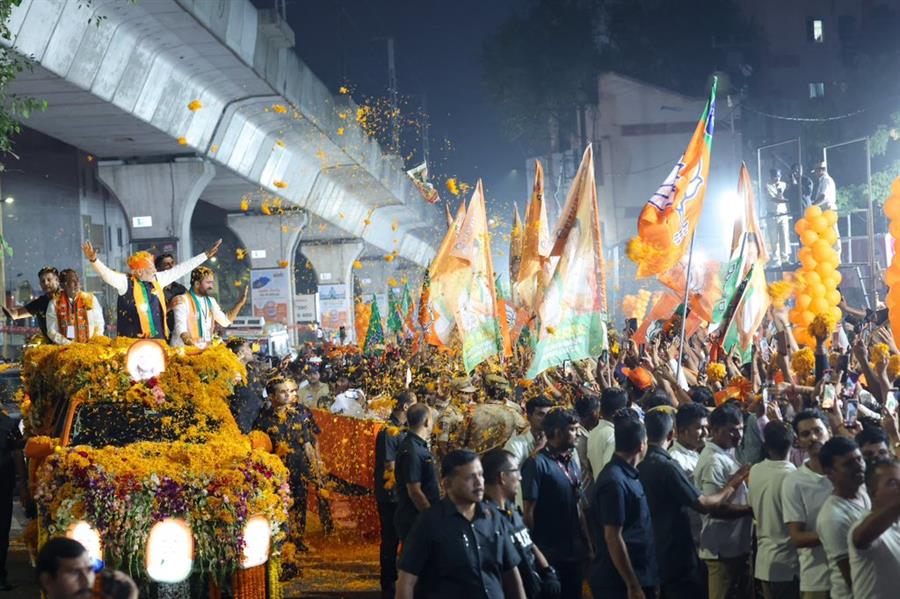 चुनाव प्रचार खत्म होने से एक दिन पहले पीएम मोदी ने हैदराबाद में रोड शो किया