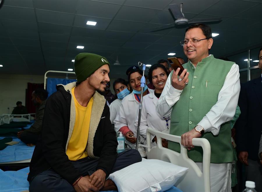 पुष्कर सिंह धामी सिलक्यारा टनल से रेस्क्यू किए गए श्रमिकों का हालचाल जानने पहुंचे
