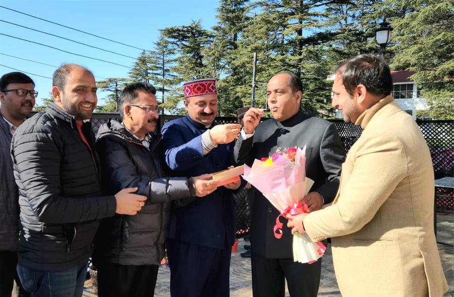 जय राम ठाकुर के आवास पर बधाई देने वालों का तांता