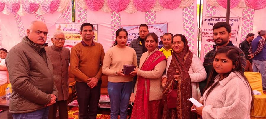  रितु रतन ने ज्वालामुखी में दिव्यांगजनों को वितरित किए उपकरण
