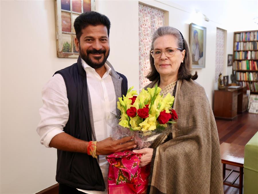 सोनिया गांधी, राहुल गांधी, प्रियंका गांधी और दीपेंद्र एस हुड्डा , हैदराबाद रवाना