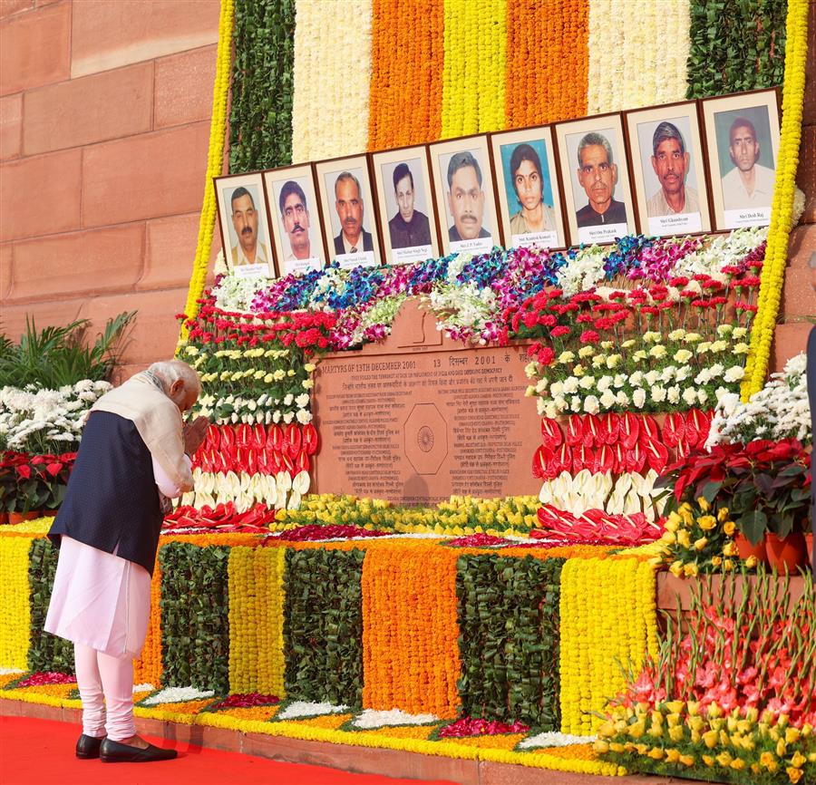 प्रधानमंत्री ने वर्ष 2001 में संसद हमले के दौरान शहीद हुए बहादुर सुरक्षाकर्मियों को भावभीनी श्रद्धांजलि अर्पित की