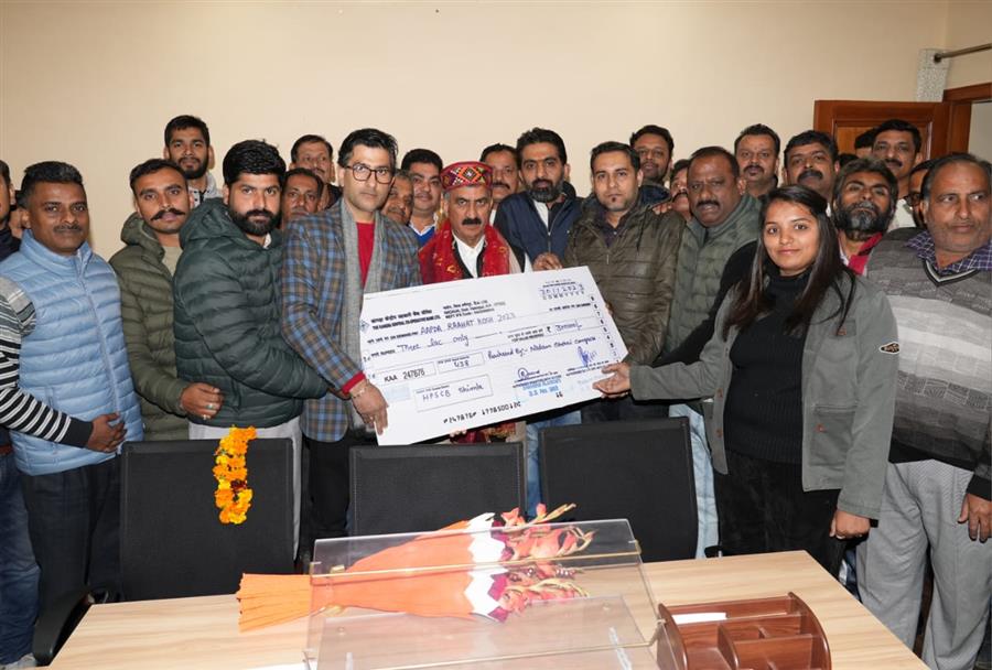 शम्मी सोनी ने आपदा राहत कोष के लिए 3.31 लाख रुपये का चेक भेंट किया।
