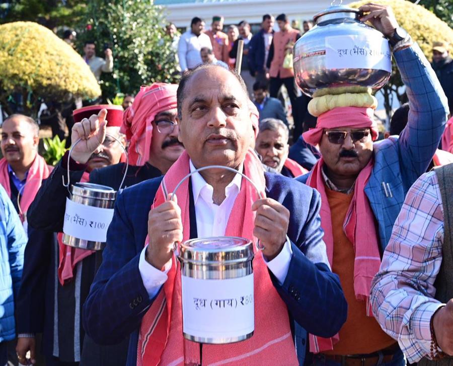 किसानों से दूध खरीदने की कांग्रेस की गारंटी को लेकर भाजपा विधायकों ने दूध के बर्तन लेकर प्रदर्शन किया