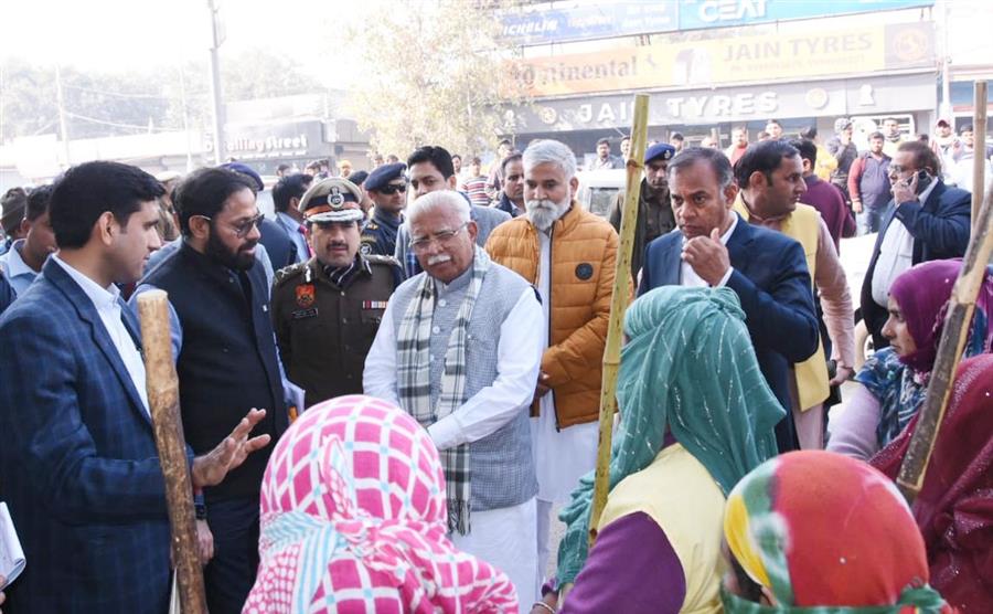मुख्यमंत्री मनोहर लाल ने नगर निगम के आयुक्त का 15 दिन का वेतन काटने, संयुक्त आयुक्त का 1 माह का वेतन काटने के निर्देश दिए