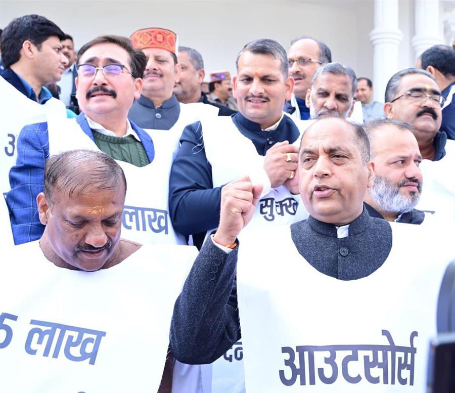 युवाओं को रोजगार नहीं देने का आरोप लगाकर BJP विधायकों ने अपनी डिग्रियों के साथ प्रदर्शन किया