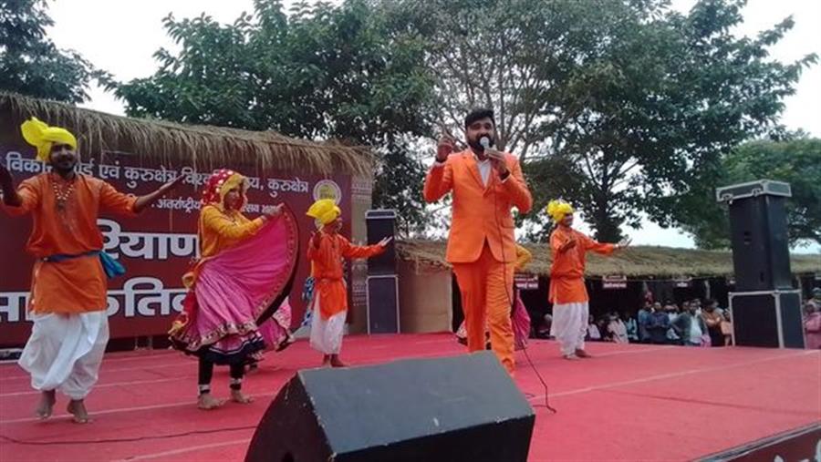 हरियाणा के पवेलियन में प्रसिद्ध गायक रामकेश जीवनपुर वाला के हरियाणवी गीतों की रहीं धूम