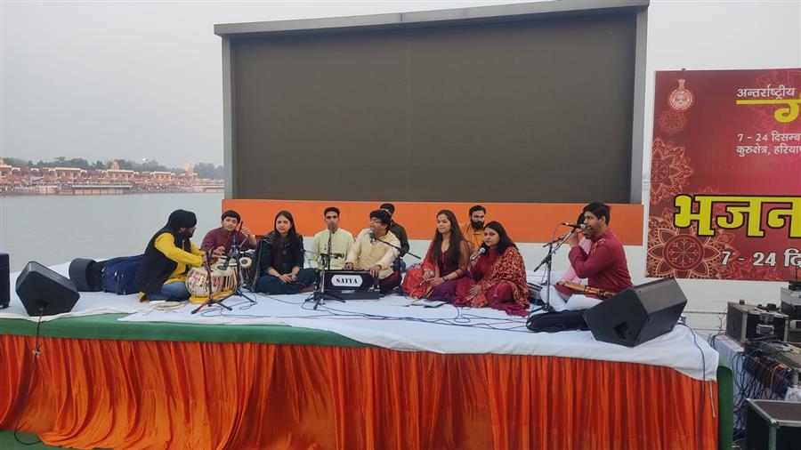 महाआरती स्थल पर भजन संध्या में विकास रेल्हन और टीम ने किया श्रद्धालुओं को मंत्रमुग्ध