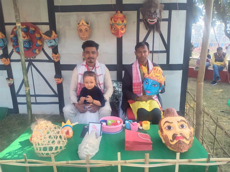 असम पैवेलियन में मुखौटों से लोगो को असम की संस्कृति से रूबरू करवा रहे सुजित बड़ूआ