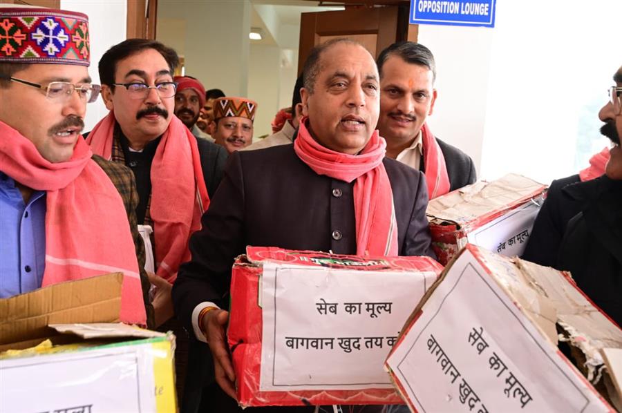भाजपा विधायकों ने विधानसभा परिसर में सेब की पेटियों के साथ प्रदर्शन किया
