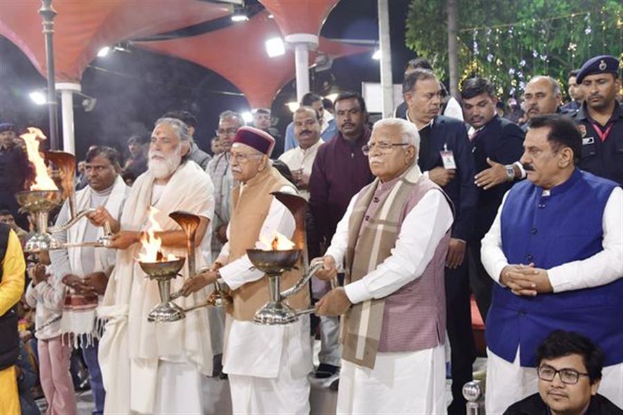 शंखनाद और गीता महाआरती के बीच मुख्यमंत्री ने गीता महापूजन के साथ किया ब्रहमसरोवर पर दीपदान