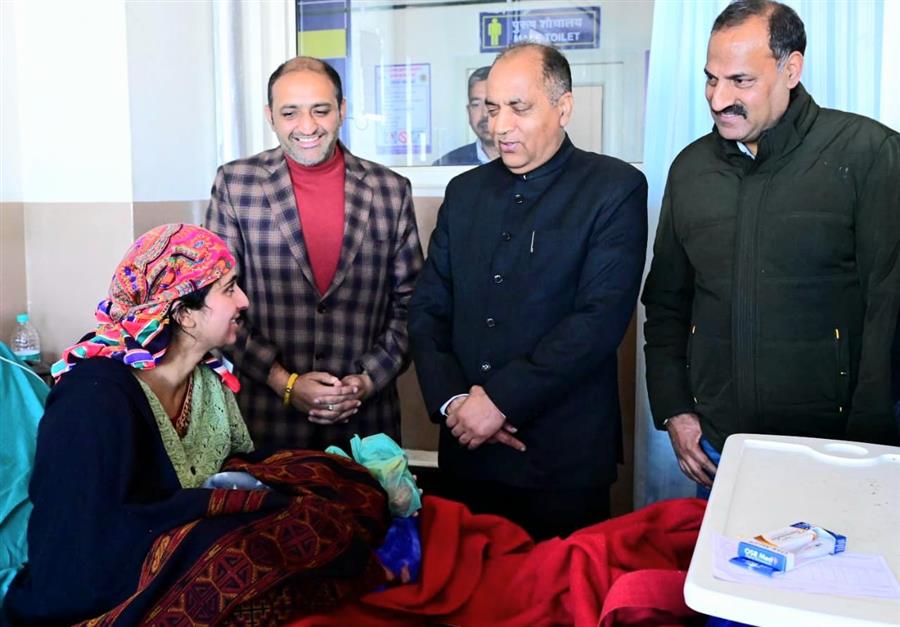 भाजपा ने 'सुशासन दिवस' पर शिमला में फल वितरण कार्यक्रम कार्यक्रम का आयोजन किया