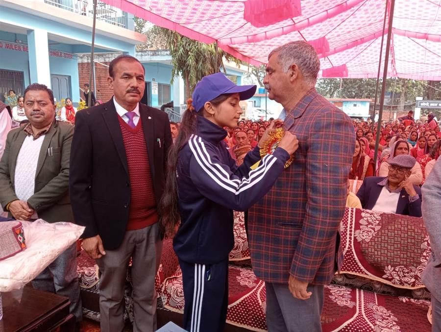 संजय रतन ने  सिहोरपाईं School के पारितोषिक वितरण समारोह में पुरस्कार प्रदान किए 