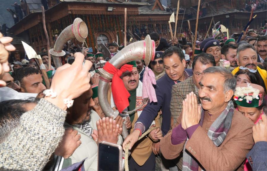 मुख्यमंत्री रोहड़ू विधानसभा क्षेत्र के गवास में शांत महायज्ञ में हुए शामिल