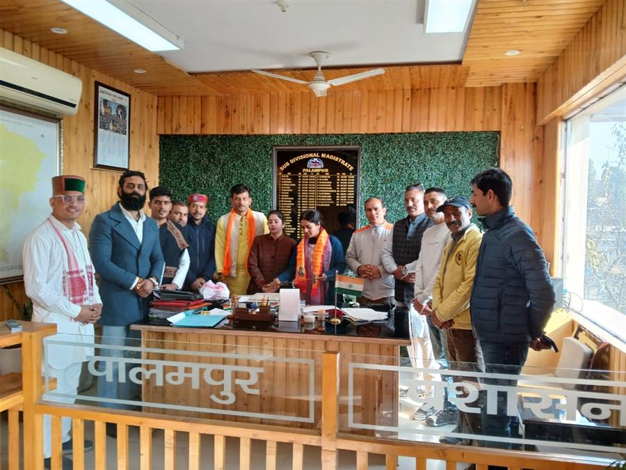 एसडीएम नेत्रा मैयती को भगवा पहनाकर अभिनंदन 