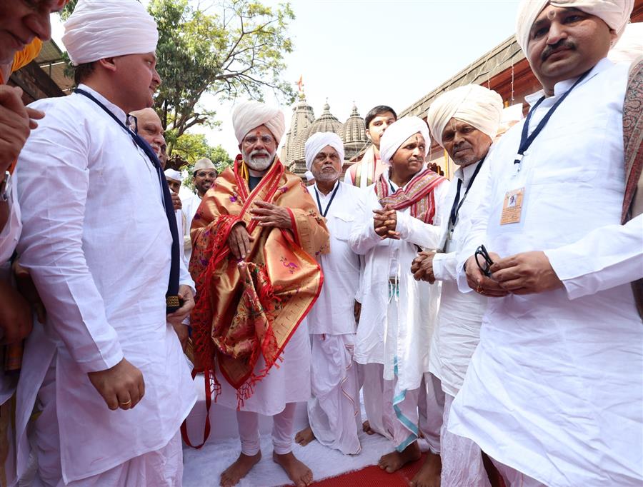 प्रधानमंत्री ने महाराष्ट्र के नासिक स्थित श्री कालाराम मंदिर में दर्शन और पूजा की