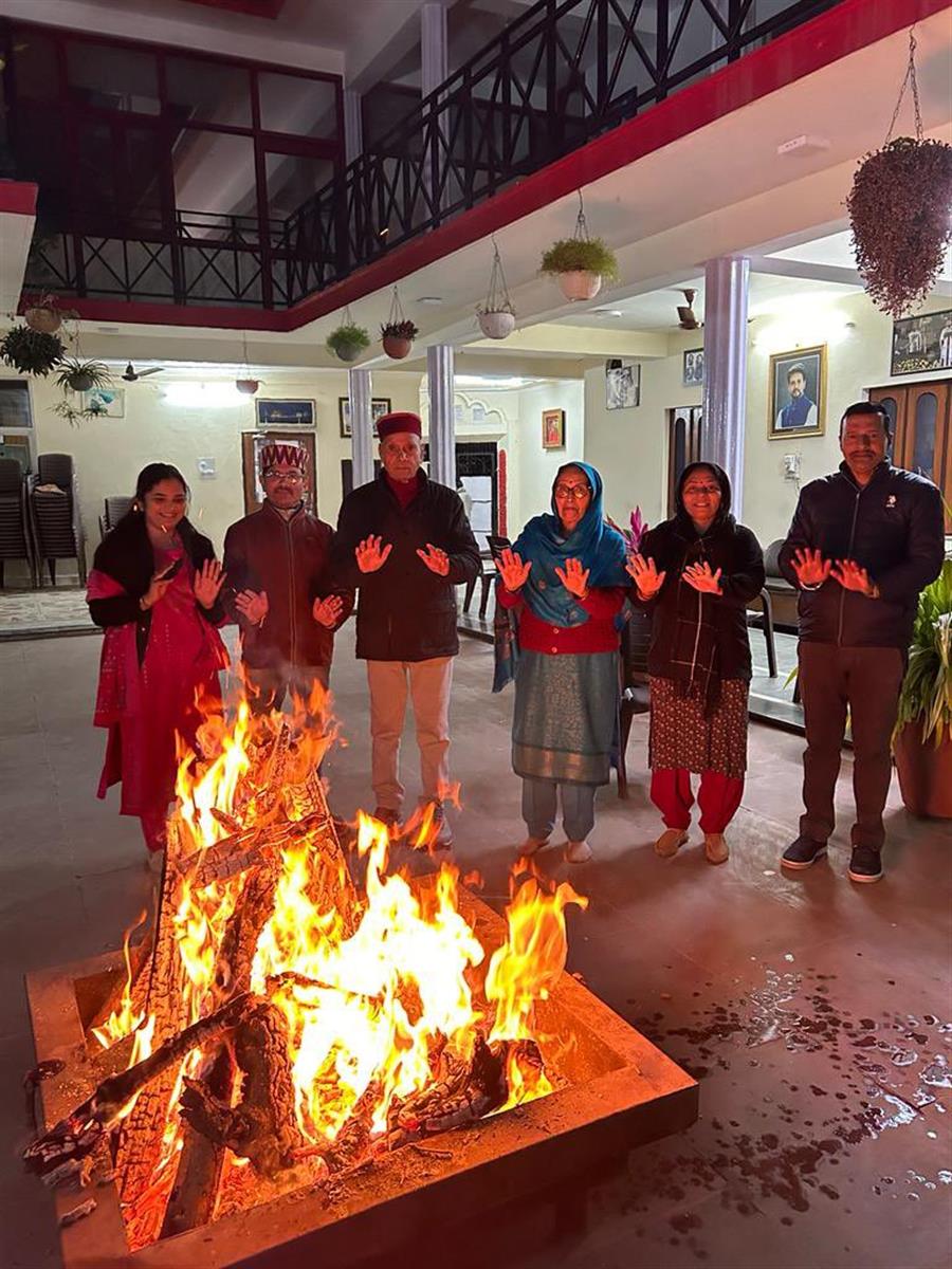 पूर्व सीएम प्रेम कुमार धूमल ने  लोहड़ी  मनाई