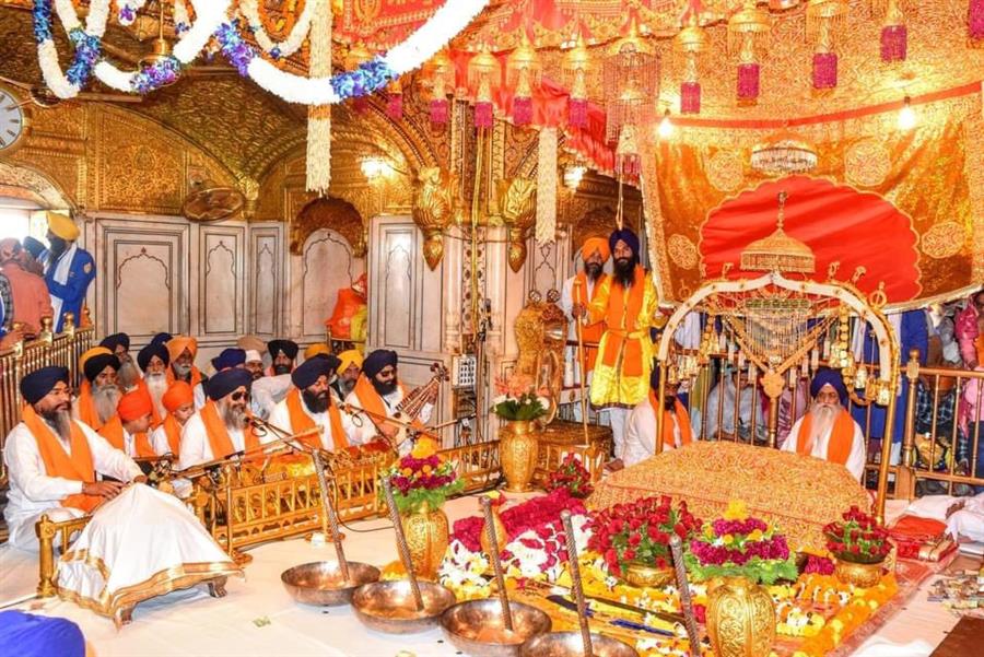 अमृतसर में गुरु गोबिंद सिंह प्रकाश पर्व के अवसर पर श्रद्धालुओं ने स्वर्ण मंदिर में मत्था टेका और प्रार्थना की