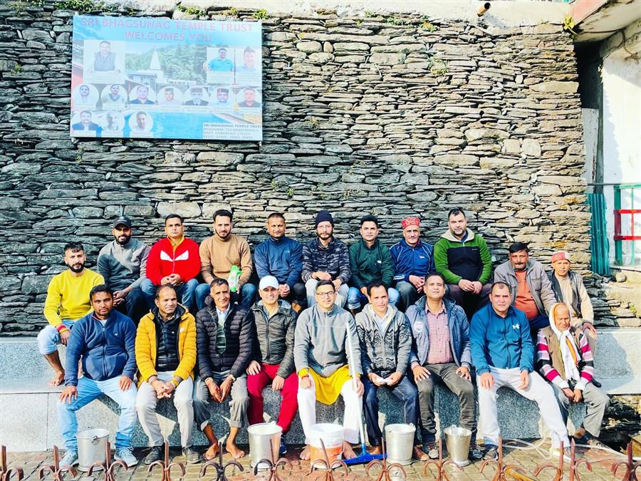 पूर्व विधायक विशाल नेहरिया ने भाग्सू नाग मंदिर में की सफाई, सराह में की गौ सेवा