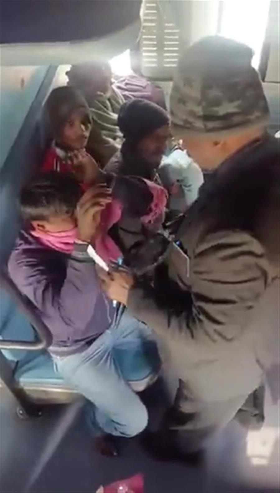टिकट नहीं होने पर टीटीई ने पैसेंजर को जमकर पीटा, वीडियो आया सामने, सस्पेंड