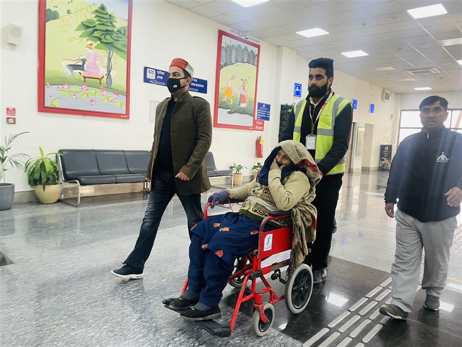 बीमार महिला को एयरलिफ्ट करने के लिए सीएम ने बड़ा भंगाल भेजा अपना चॉपर