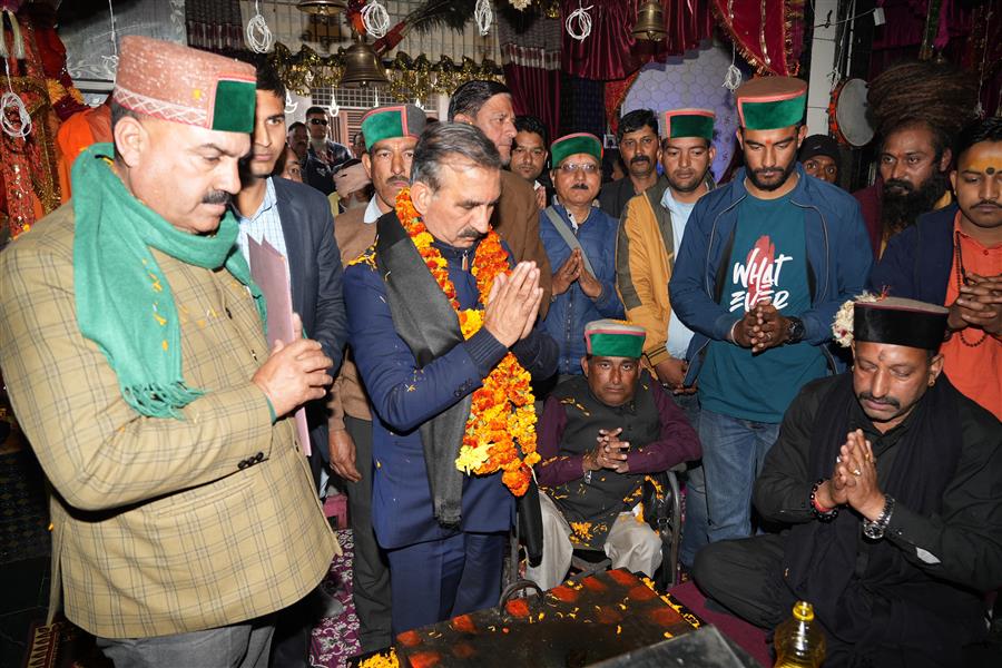 मुख्यमंत्री सुखविन्दर सिंह सुक्खू ने शिंगणापुर, शनिदेव मंदिर पहुंचकर शनिदेव के समक्ष शीश नावाया और पूजा अर्चना की।