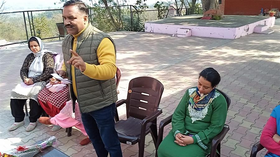 नरदेव कंवर ने देहरा की एसडीएम के साथ धवाला में लोगों की समस्यायें सुनीं