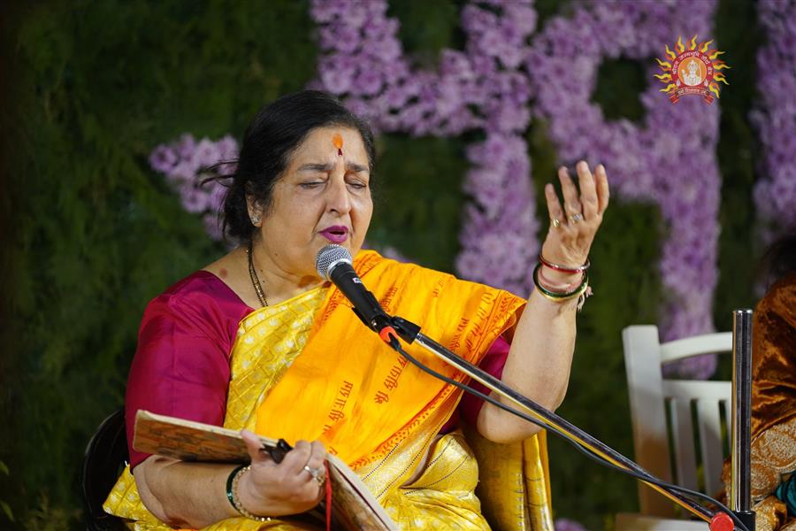 अनुराधा पौडवाल ने भजन गायन के माध्यम से भगवान श्री रामलला सरकार के श्रीचरणों में अपनी राग सेवा अर्पित की