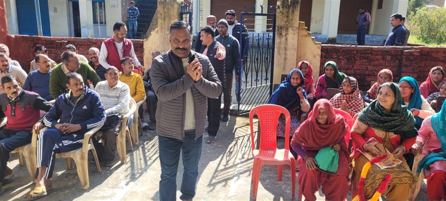 नरदेव कंवर  ने ग्राम पंचायत ञिपल में लोगों को सरकार की  नीतियों के बारे में जागरूक किया