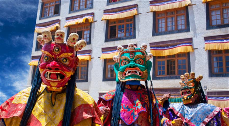 तिब्बती अपने नये साल लोसर के जशन में डूबे