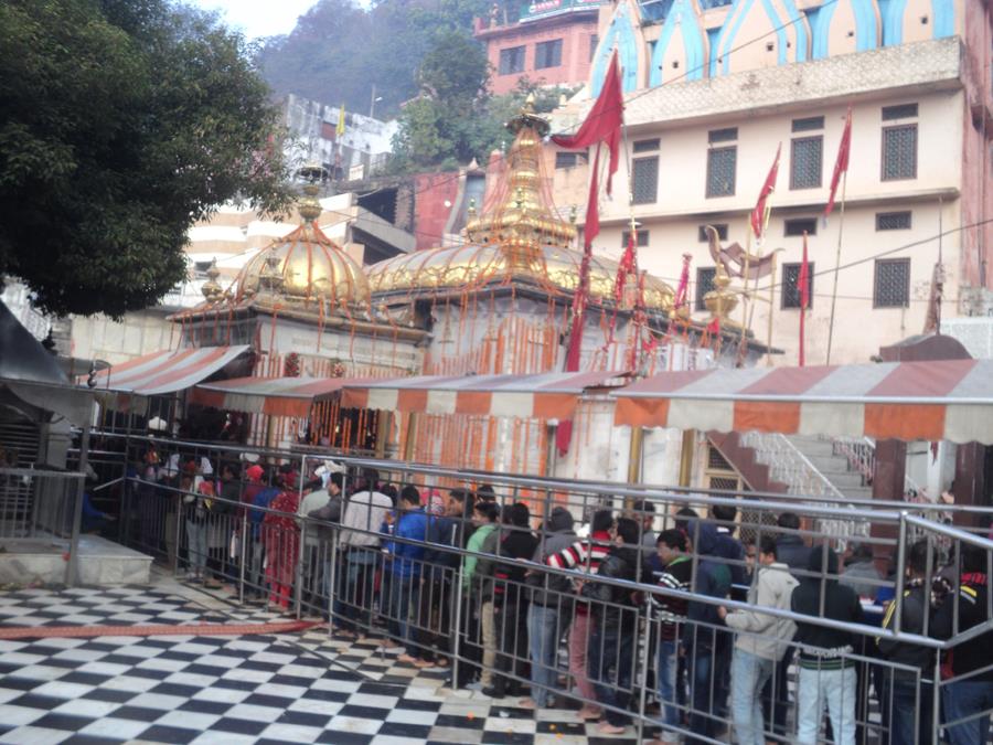 नये साल के पहले दिन मंदिरों में श्रद्धालुओं का तांता