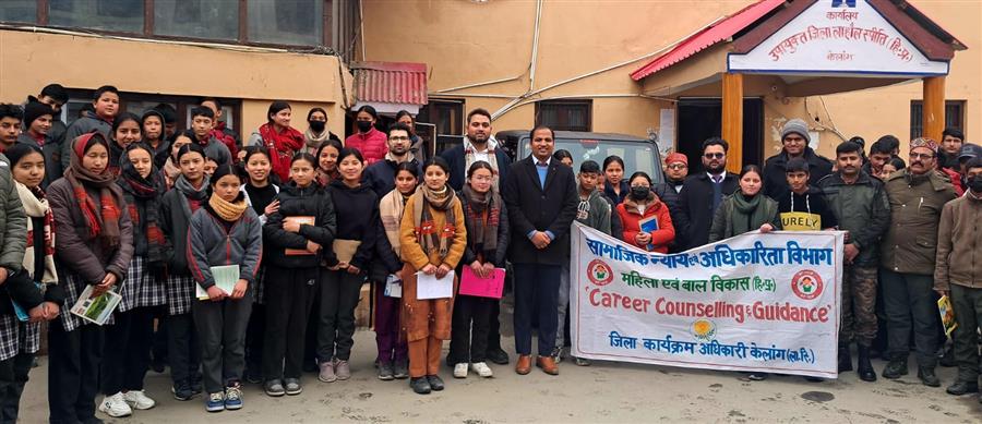  उपायुक्त ने बच्चों से एक बेहतर नागरिक बनने और मेहनत और लगन से परीक्षाओं की तैयारी करने की सलाह दी